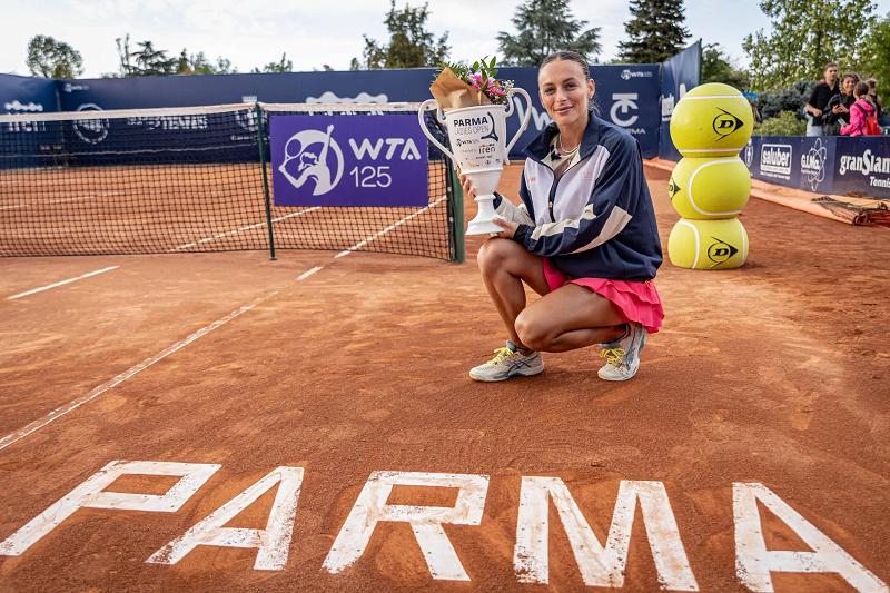 Ana Bogdan con il trofeo del Parma Ladies Open 2023 (Foto Daniele Combi/MEF Tennis Events)