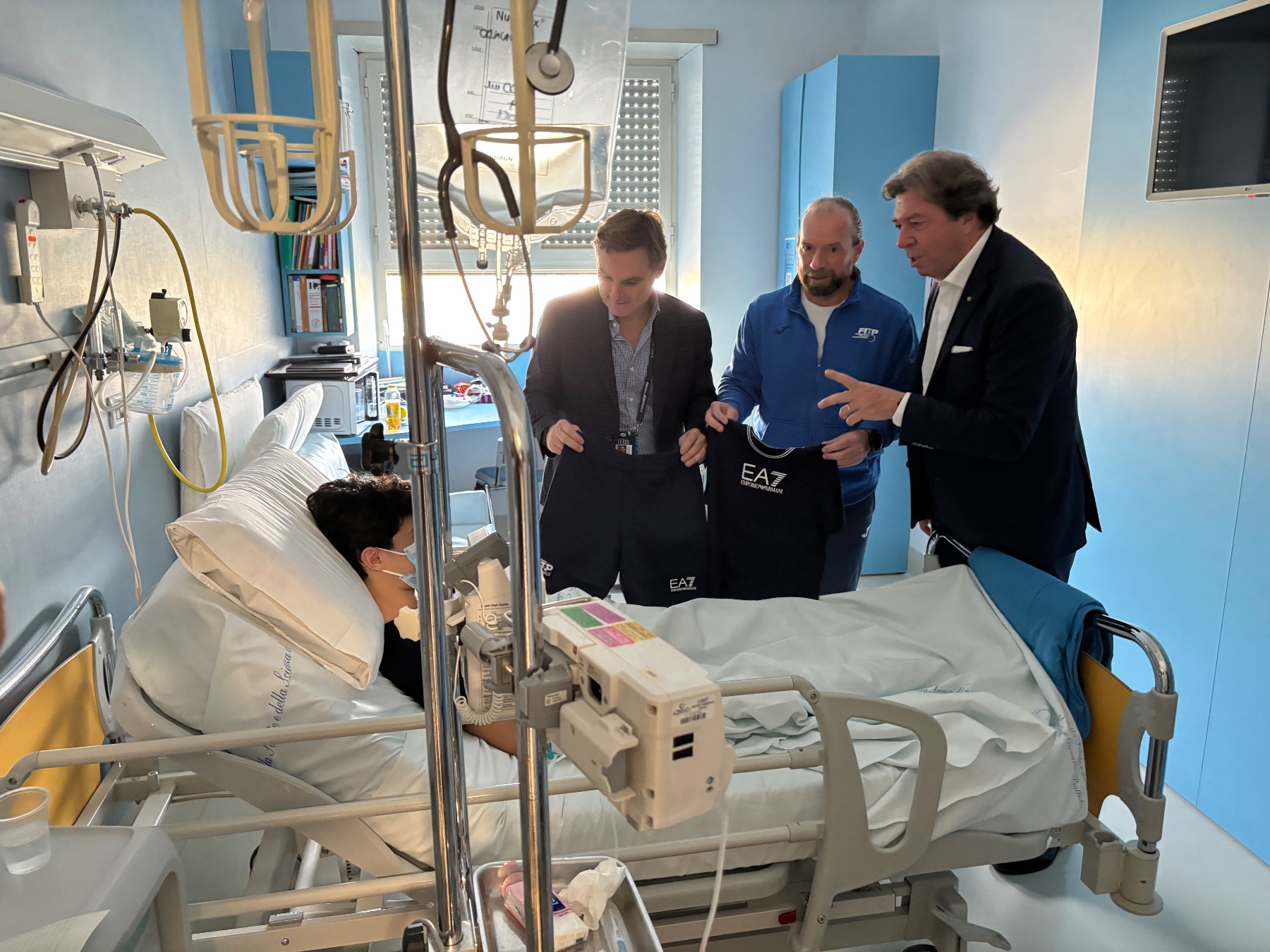 Ai ragazzi ricoverati al Presidio Ospedaliero Infantile Regina Margherita di Torinosono stati portati in dono magliette e pantaloncini delle Nitto ATP Finals