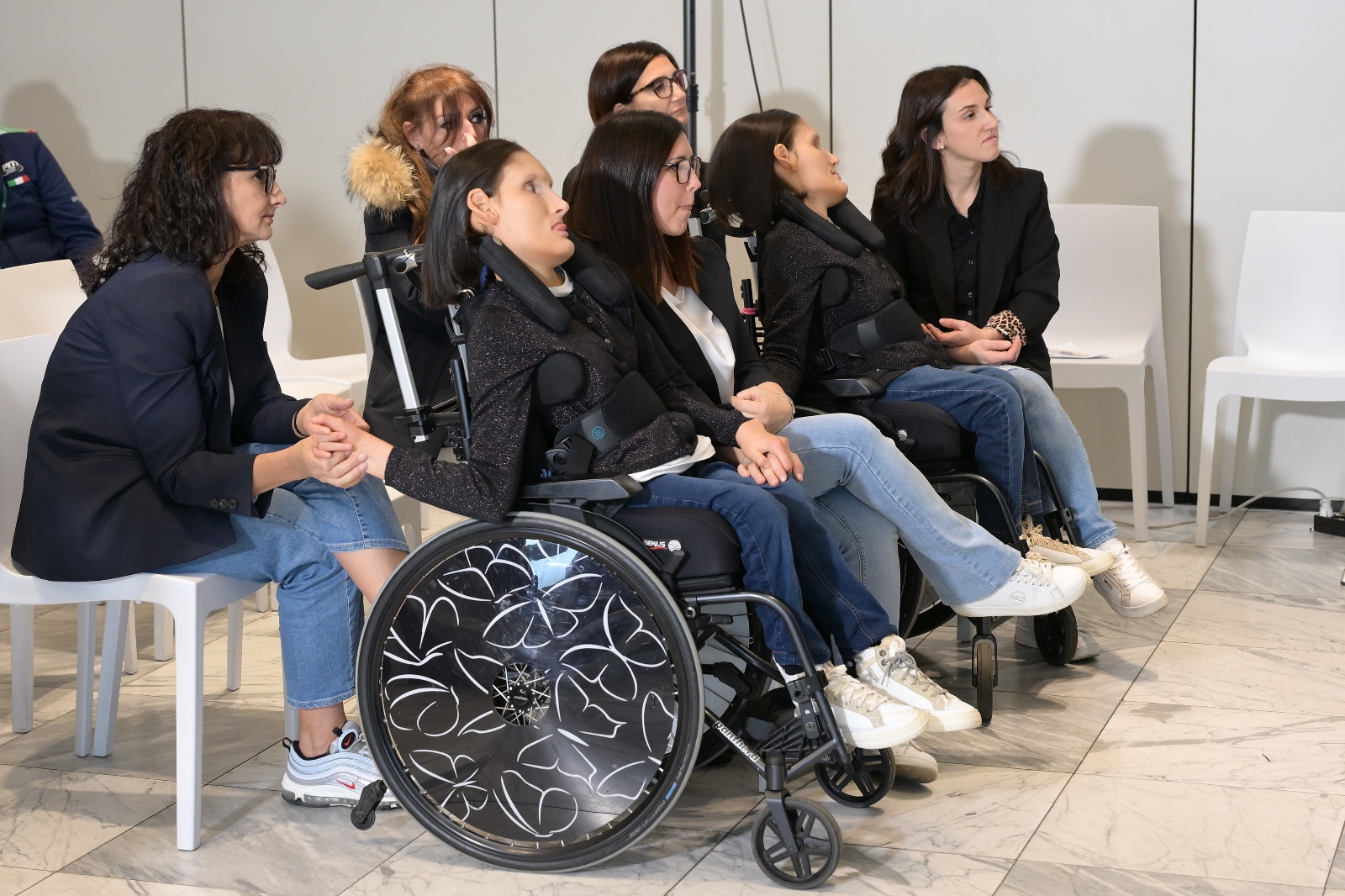Caterina e Francesca in prima fila alla presentazione del progetto 