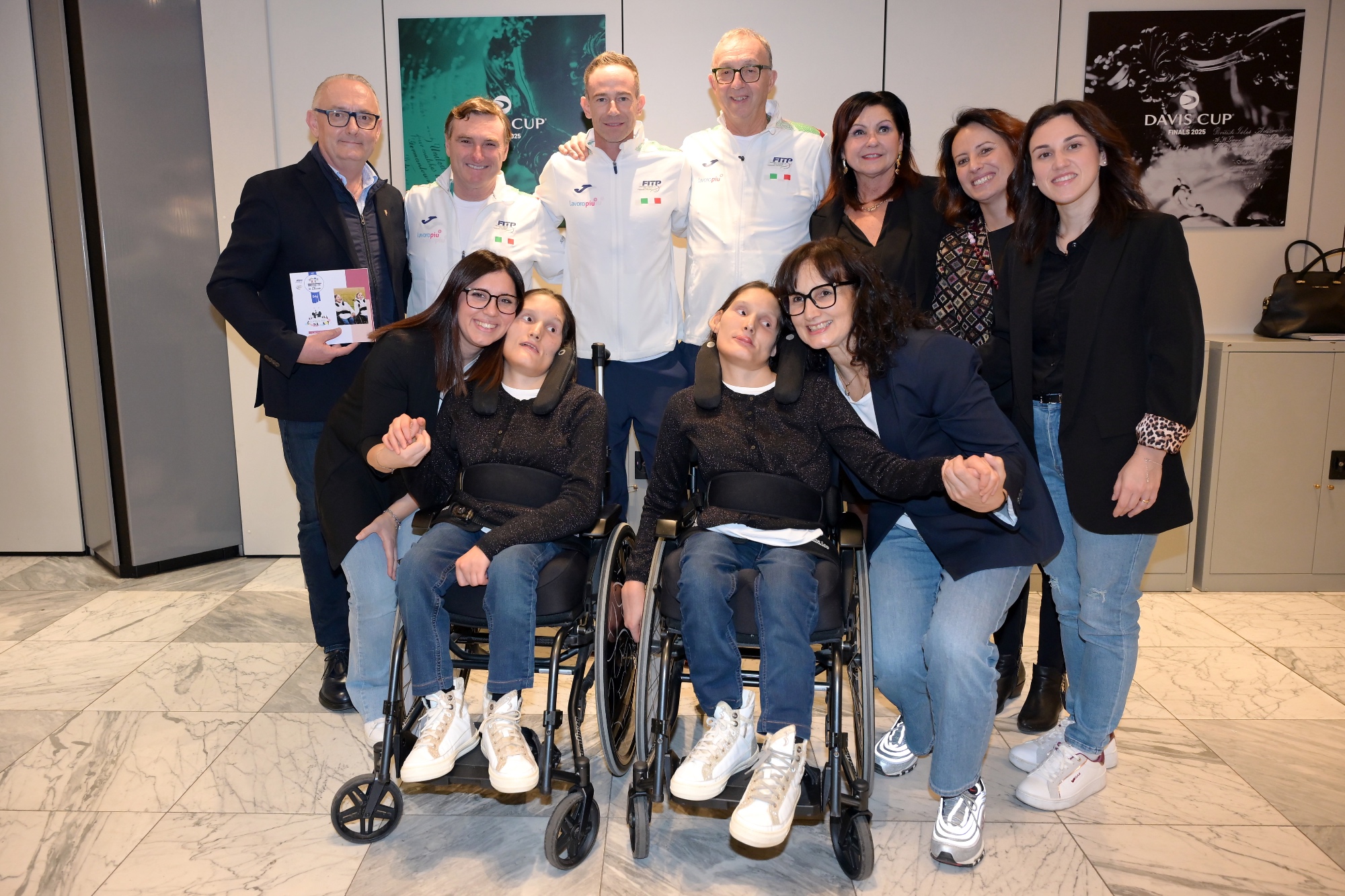 Foto di gruppo con Filippo Volandri, Graziano Risi e Michelangelo Dell'Edera con le persone coinvolte nell'associazione “Bottega dei Talenti Caterina & Francesca APS” (Foto Fitp)