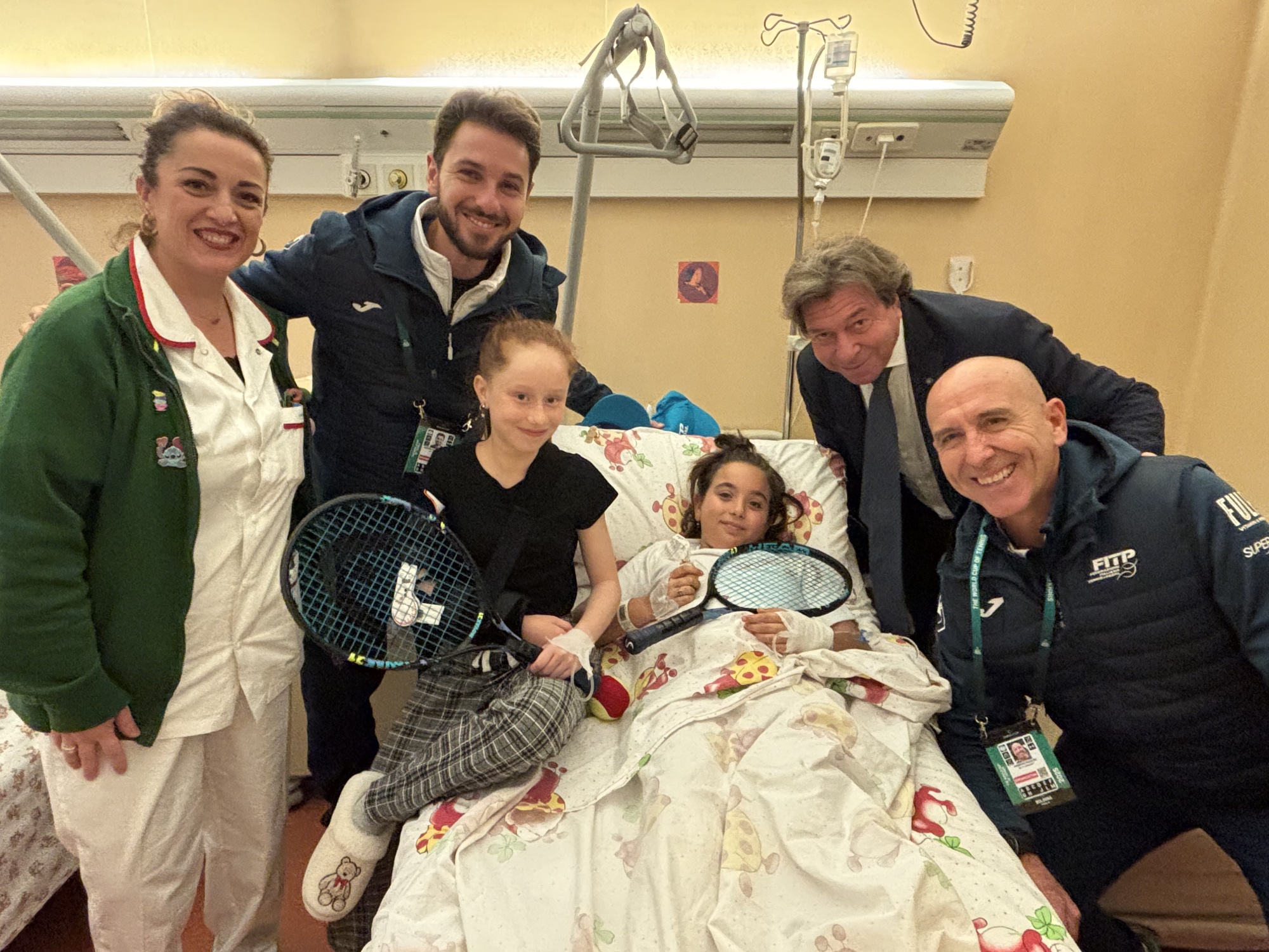 Il team di “Tennis & Friends in Corsia”, insieme agli insegnanti federali della FITP, hanno fatto visita ai pazienti dell'Istituto Ortopedico Rizzoli di Bologna
