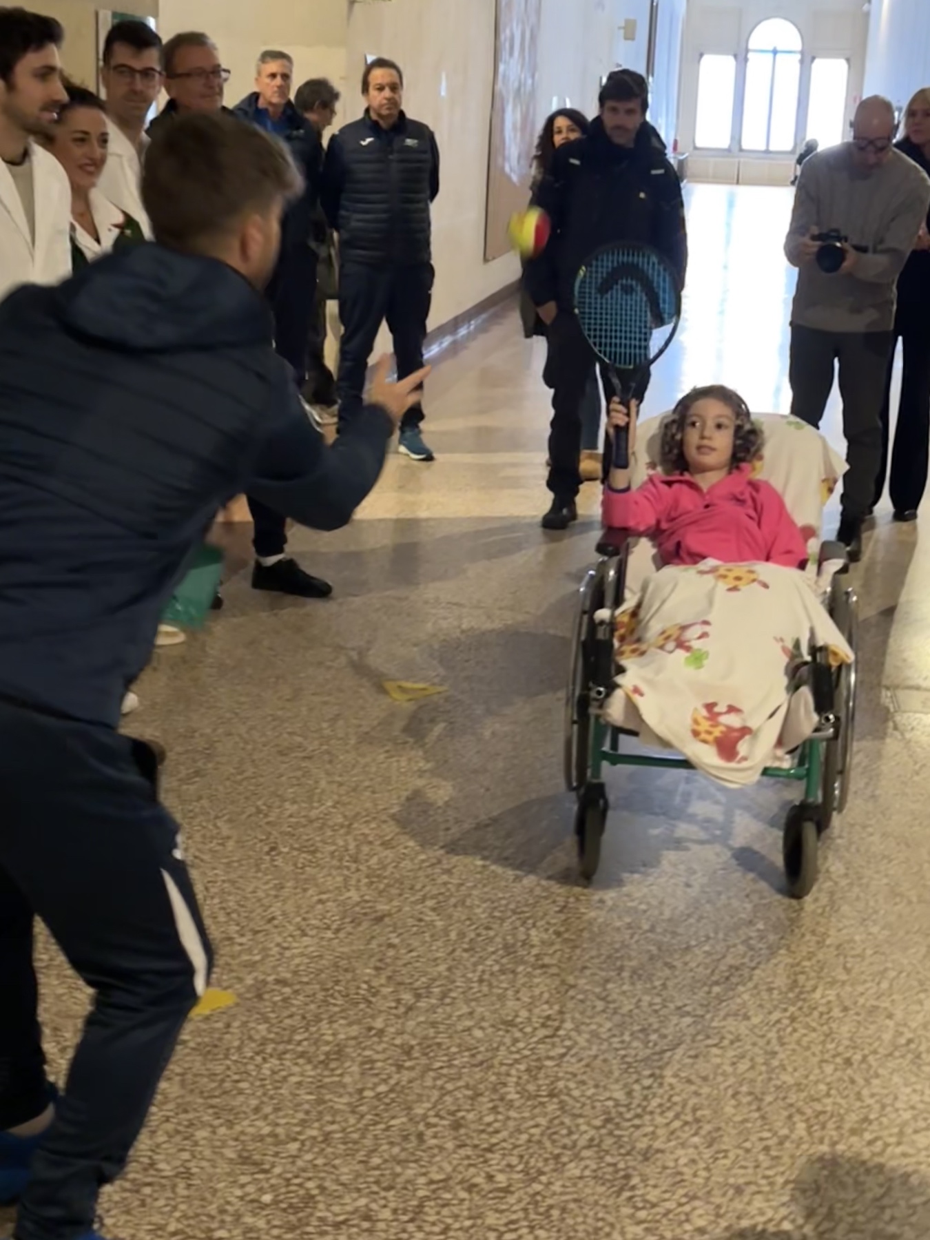 La piccola Greta, 8 anni dalla Puglia, ha colpito i suoi primi colpi con la racchetta che gli è poi stata donata dai maestri dell'Istituto Superiore di Formazione 