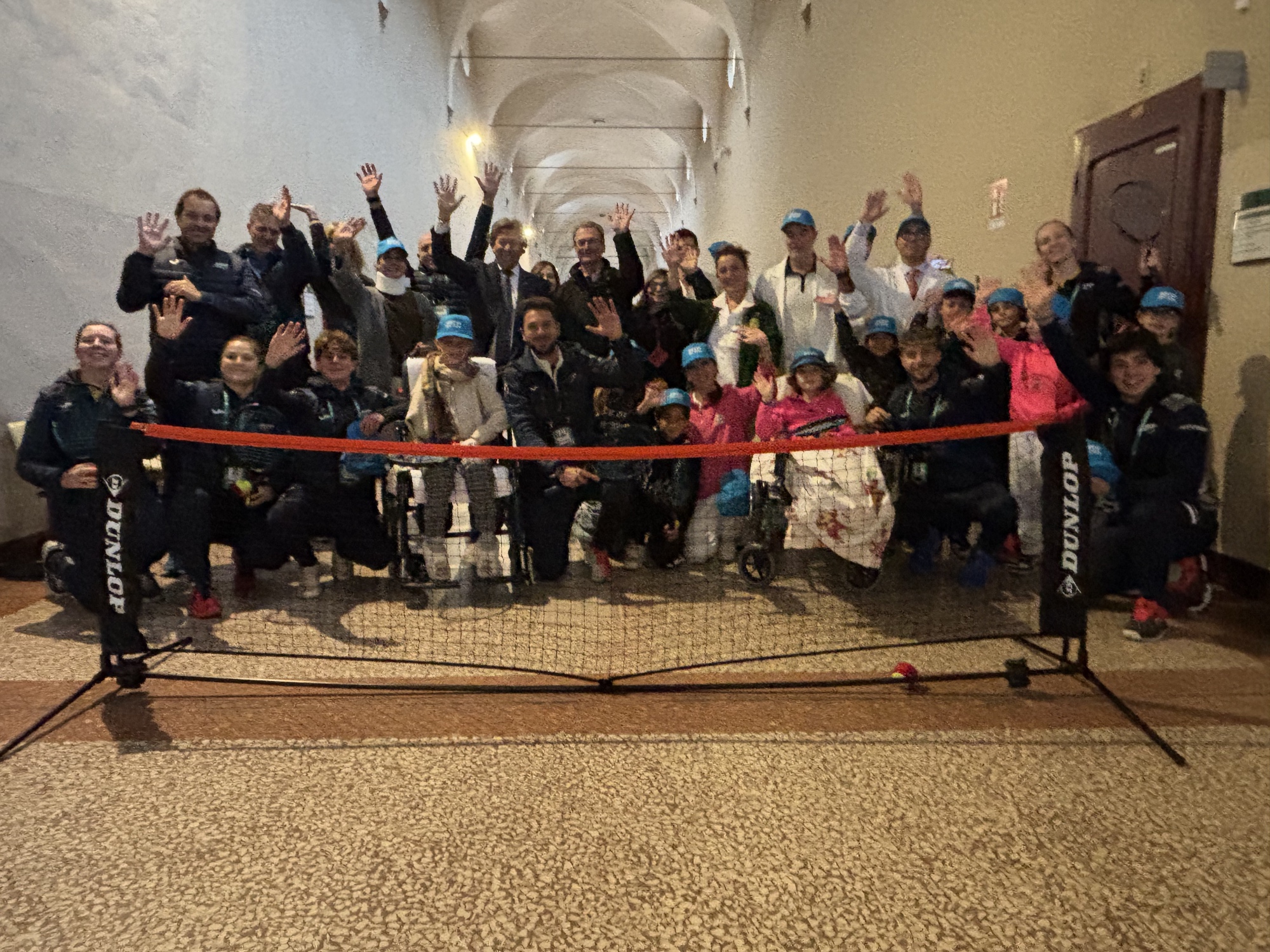 Foto di gruppo con i dottori, il team di “Tennis & Friends in Corsia”, alcuni pazienti e gli insegnanti federali della FITP all'Istituto Ortopedico Rizzoli di Bologna