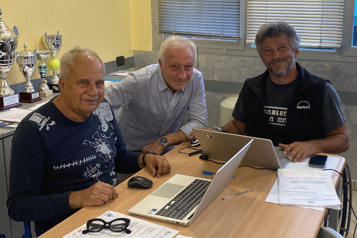 Il sorteggio del tabellone: da sinistra, il giudice di gara Franco Benna, il presidente del Match Ball Bra Zino Puci e il direttore del torneo Pietro Mazzei