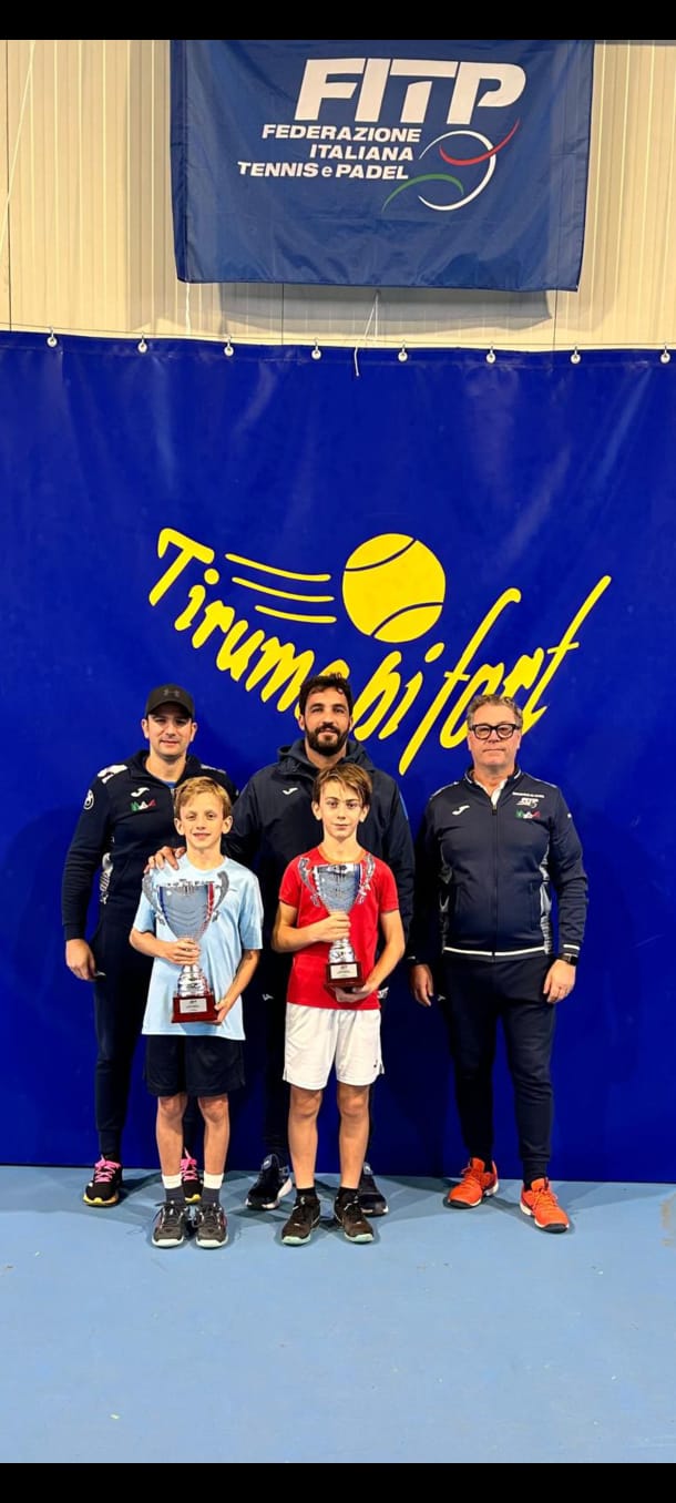 JUNIOR MASTER ROAD TO TORINO 2024 - La premiazione under 11 maschile. Il vincitore Giovanni Parodi (a sinistra) e il finalista Lorenzo Burato