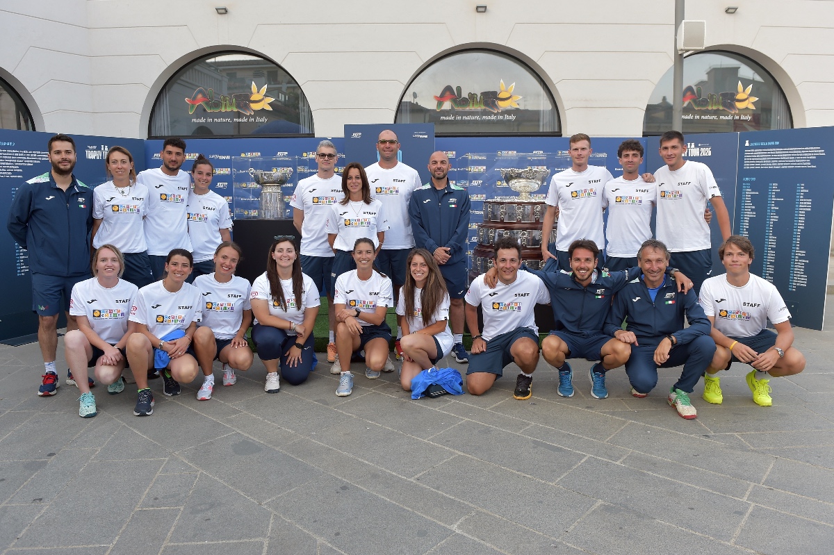 Anche il Trophy Tour ha fatto tappa alla Coppa Mario Belardinelli 2025. Qui lo staff: Luca Sbrascini, Rocco Marinuzzi, Andrea Dalla Giovanna, Alberto Tirelli, Simone Bertino. (Acquisizioni video e match analisys Francesca Marini). Staff CFE: Francesco Donatacci, Vittorio Di Quinzio (Foto Fitp)