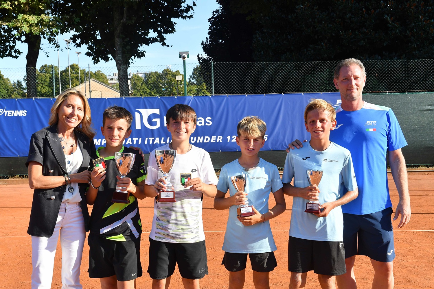 La premiazione del doppio maschile con la presidente del Tc Milano Elena Buffa di Perrero (sinistra) e il tecnico FITP Alberto Tirelli (destra) - Foto Francesco Panunzio
