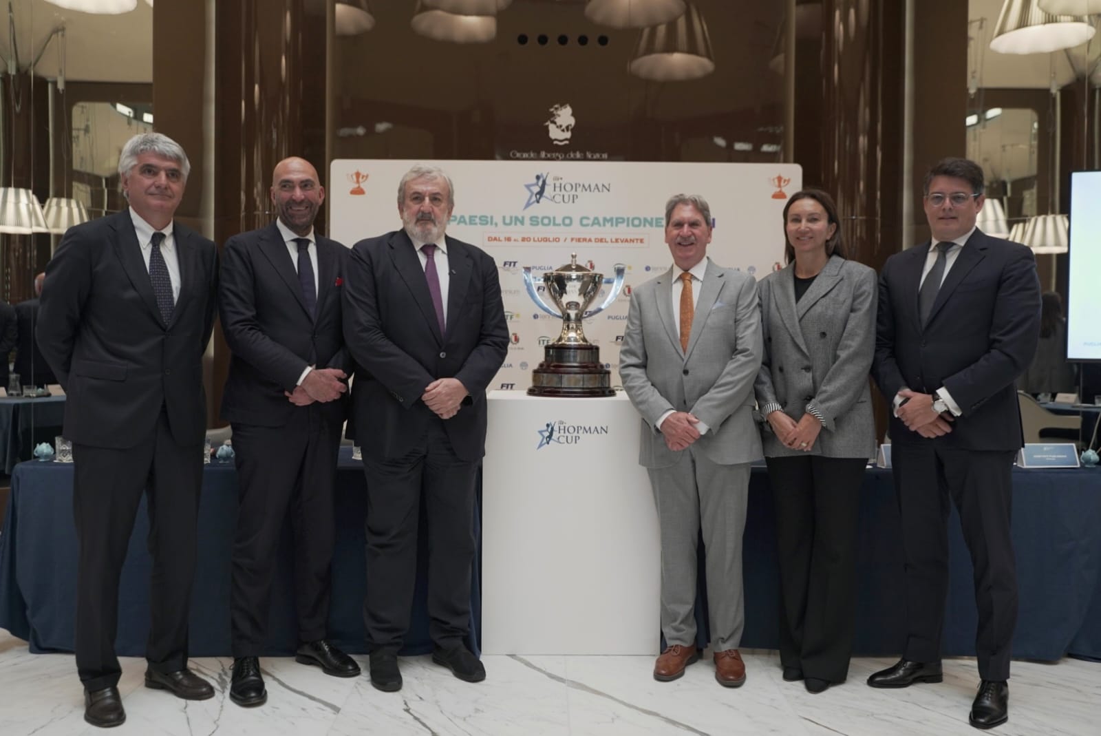 20250403_Hopman_Cup__il_trofeo__da_sx_Alvisi__Leccese__Emiliano__Haggerty__Majoli__Puelinckx.jpeg