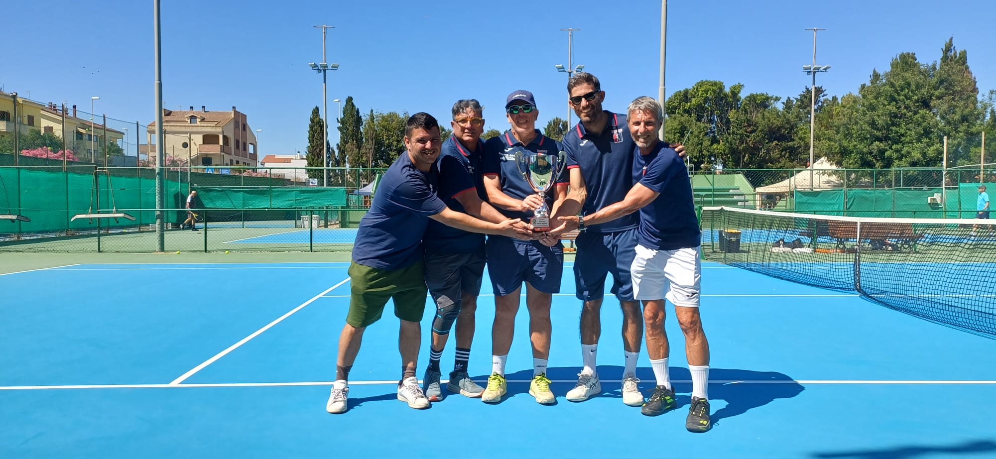 Team tecnico Tc Porto Torres con trofeo Angelini 2026