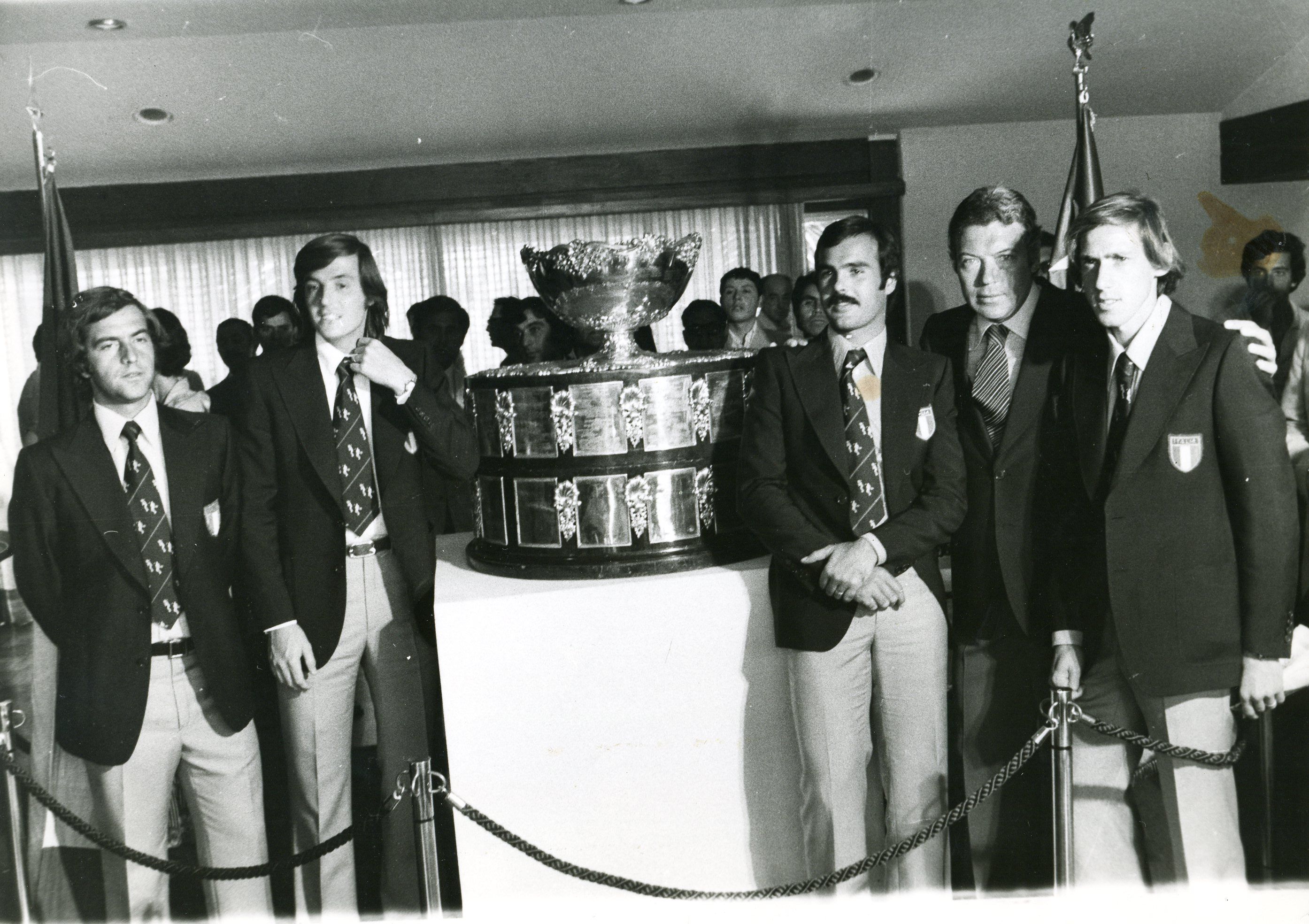 Da sinistra, Paolo Bertolucci, Adriano Panatta, Tonino Zugarelli, il capitano Pietrangeli e Corrado Barazzutti con la Coppa Davis a Santiago del Cile nel 1976