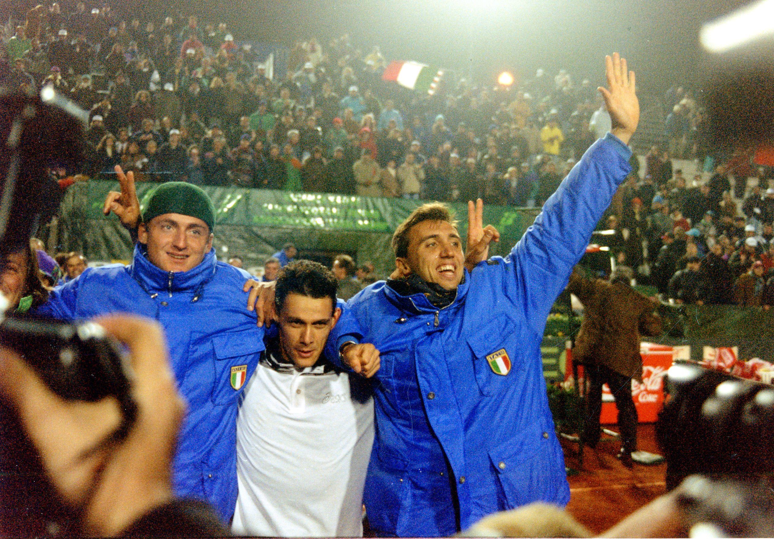 Andrea Gaudenzi, Renzo Furlan e Diego Nargiso esultano in maglia azzurra dopo la vittoria contro la Russia a Roma nel 1996