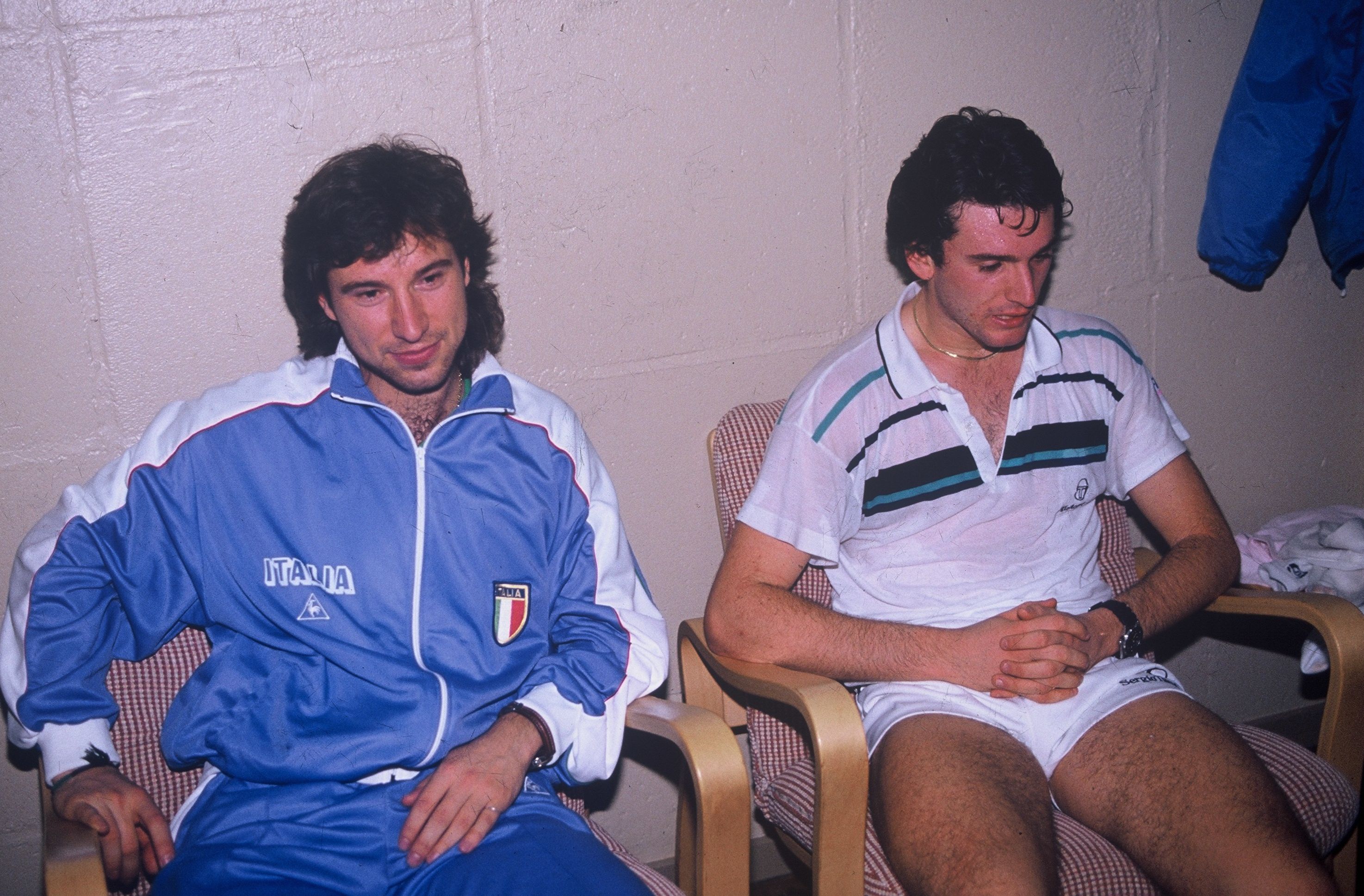 Massimiliano Narducci con Omar Camporese nello spogliatoio di Goteborg durante la sfida di Coppa Davis contro la Svezia nel 1989