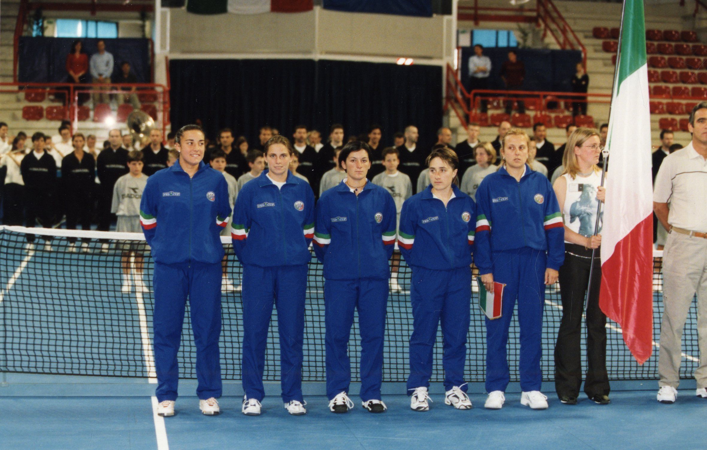 Giulia Casoni, prima da sinistra, con la squadra italiana di Fed Cup 2001, impegnata contro la Croazia a Bassano del Grappa. Con lei Roberta Vinci, Adriana Serra Zanetti, Gloria Pizzichini e la capitana Raffaella Reggi
