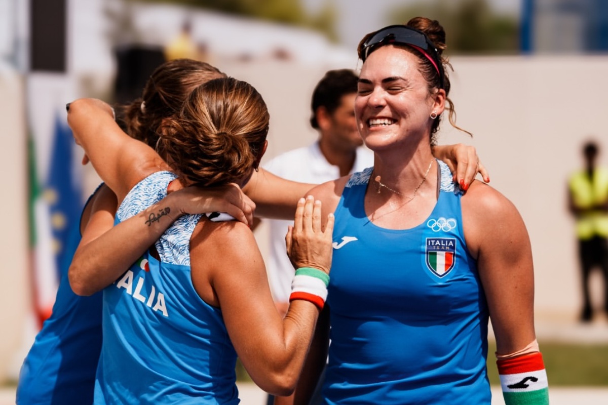 L'abbraccio fra Orsi (destra), Marchetti e la ct azzurra Marcela Ferrari