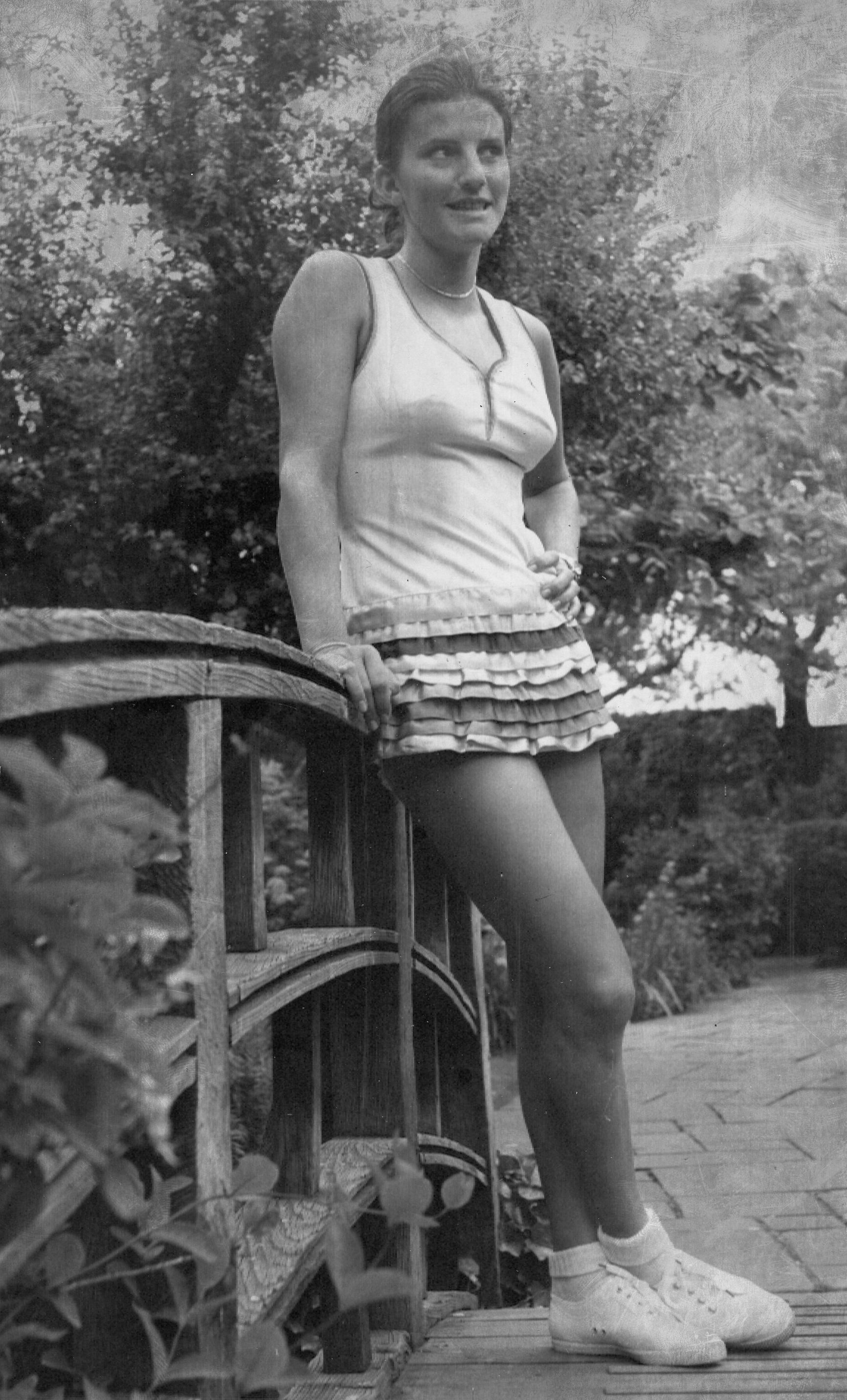 Maria Nasuelli posa a Londra nel 1972 con un vestito realizzato dallo stilista Ted Tinling (Foto Archivio FITP)
