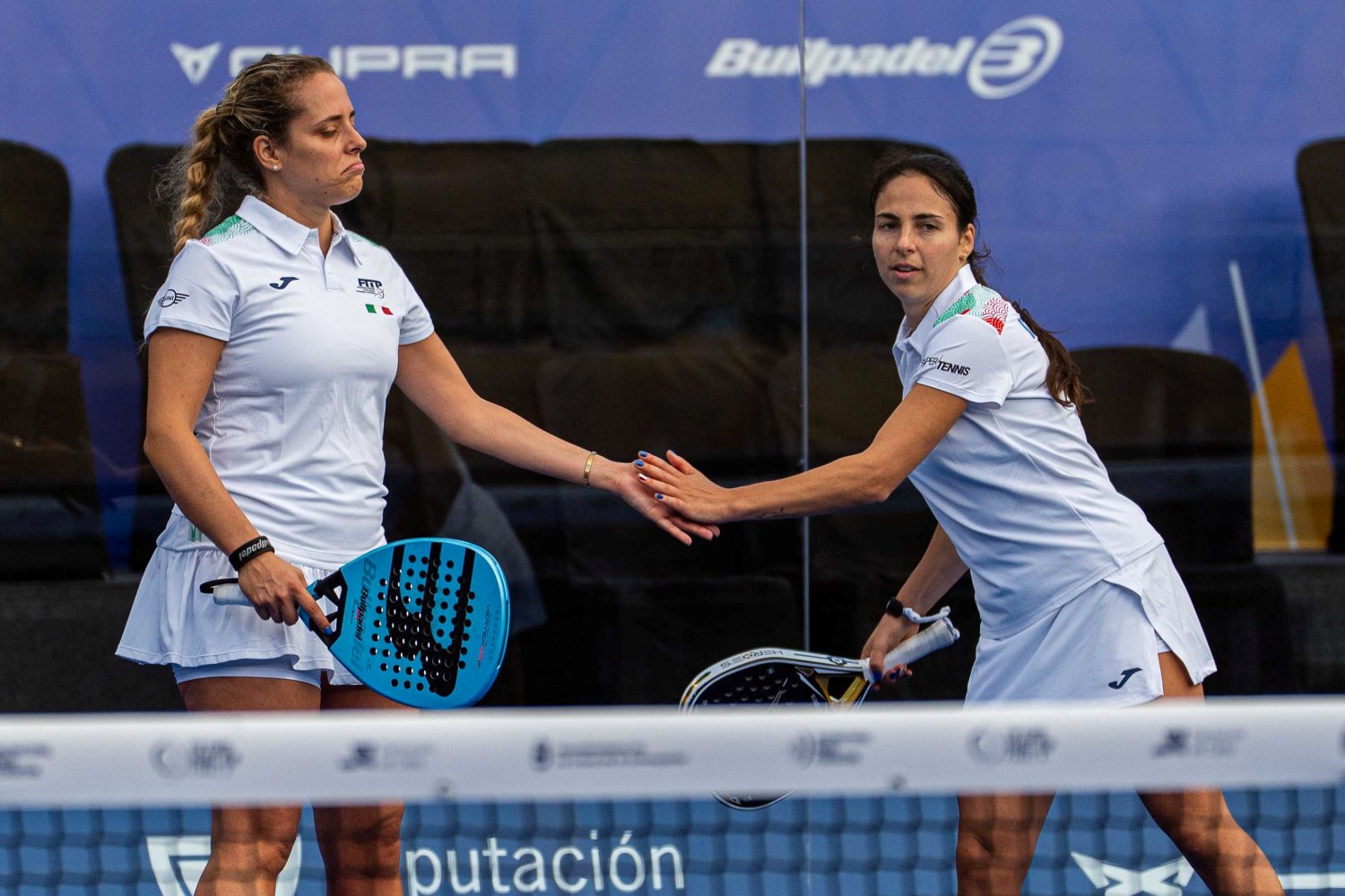 Chiara Pappacena (sinistra) e Giulia Sussarello, sconfitte da Pothier/Bahurel (@padelfip)