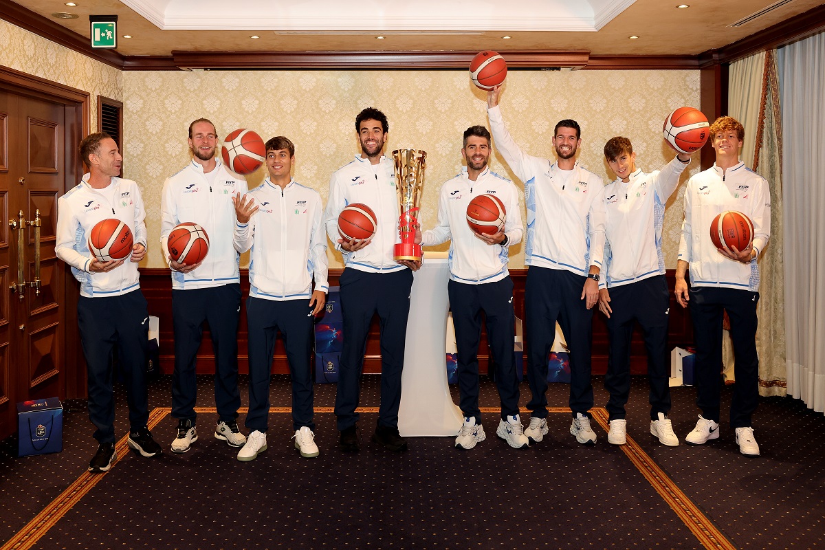 Gli azzurri della nazionale di Davis si divertono con i palloni da basket a Bologna (foto Sposito/FITP)