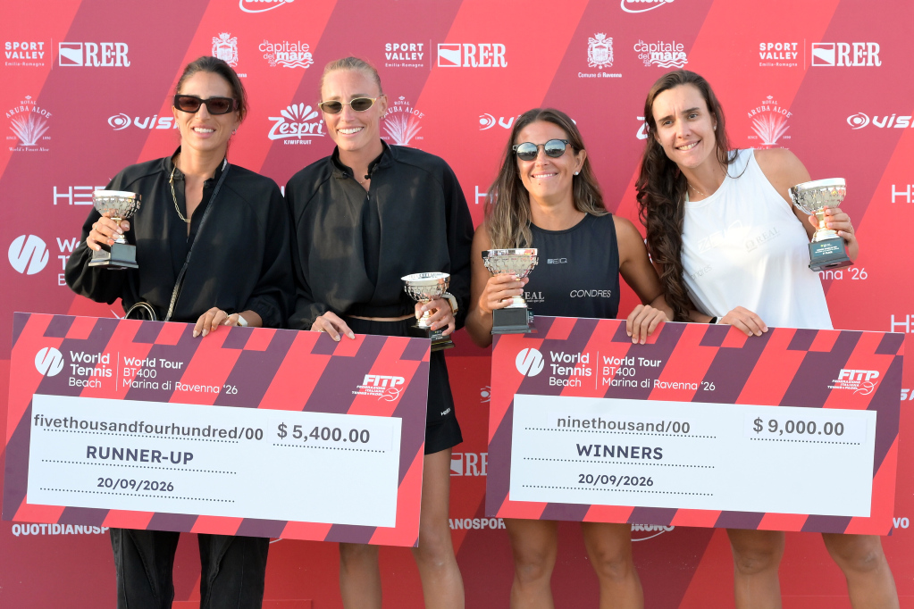 La cerimonia di premiazione del torneo femminile al BT 400 di Marina di Ravenna: a sinistra le finaliste Giulia Gasparri e Ninny Valentini; a destra le vincitrici Patricia Diaz e Rafaella Miller (Foto FITP)