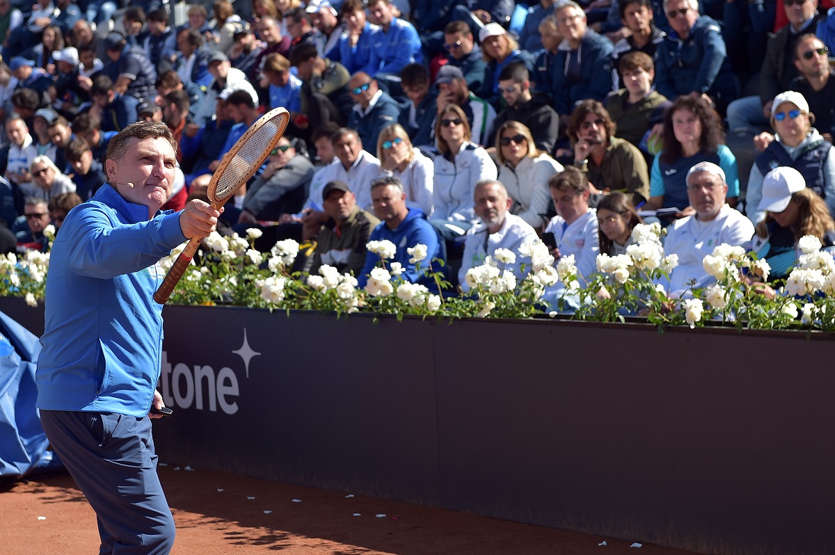 Il direttore dell'Istituto Superiore di Formazione Roberto Lombardi sulla Grand Stand Arena per il corso di aggiornamento durante gli Internazionali BNL d'Italia 2024 (Foto Fioriti/FITP)