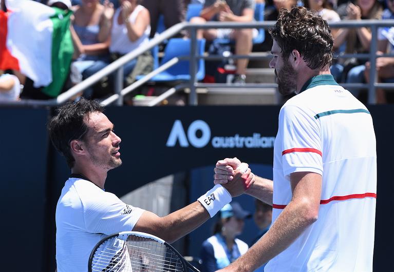 La stretta di mano tra Fognini e Opelka (foto Dell'Olivo)