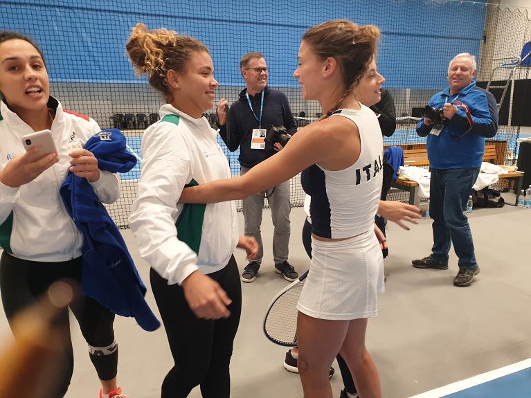Camila Giorgi festeggiata dalle compagne di nazionale Jasmine Paolini, Elisabetta Cocciaretto e Martina Trevisan
