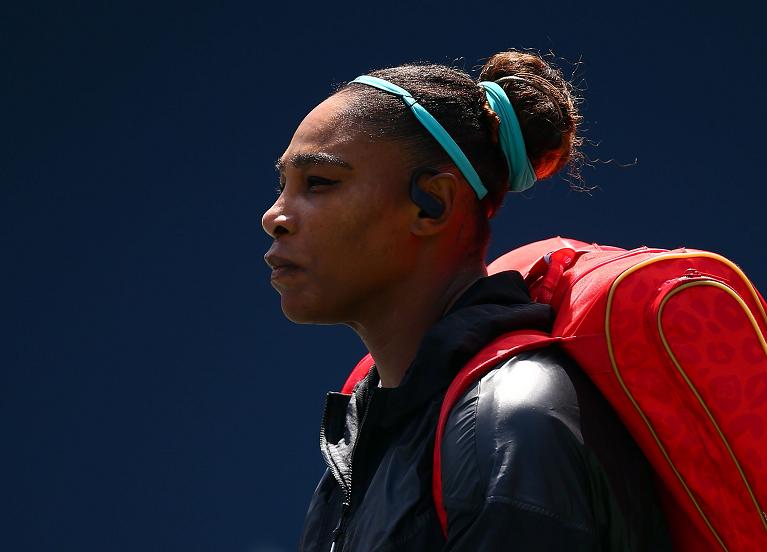 Serena Williams con il borsone sulle spalle