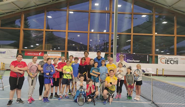 Novak Djokovic insieme ai bambini del Tennis Club Ortisei