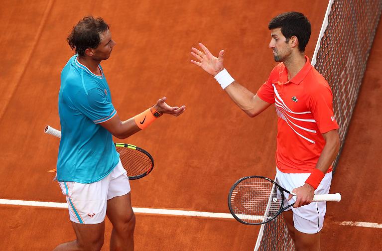 Djokovic stringe la mano a Nadal
