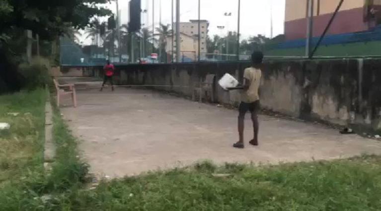 Bambini improvvisano una partita di tennis in Gabon