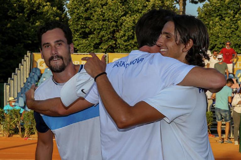 Gianluca Mager e Lorenzo Musetti festeggiano lo scudetto 2020 
