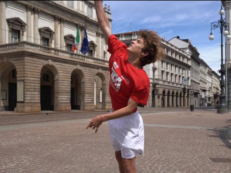 Tennis a Milano in Piazza della Scala