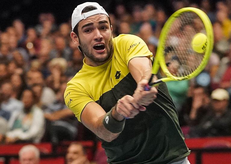 matteo berrettini a Vienna rovescio con palla nelle corde dettaglio