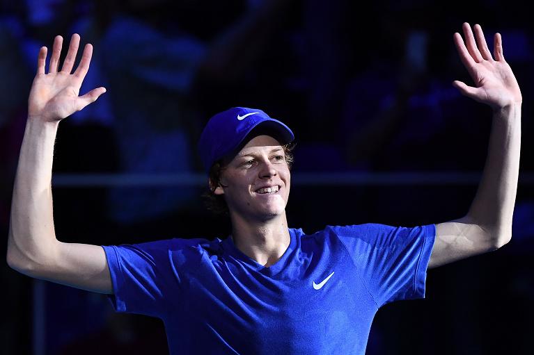 jannik sinner vincitore delle Next Gen Atp Finals 2019 sorride a braccia alzate