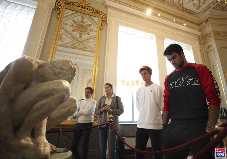 Matteo Berrettini e Jannik Sinner in visita all'Hermitage di San Pietronurgo