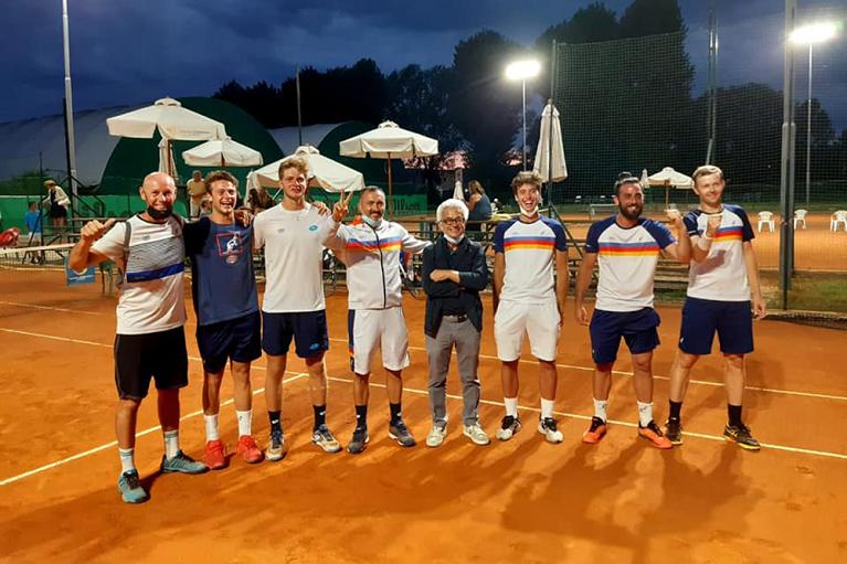 La festa del Tc Crema dopo lo splendido successo per 4-2 al Tennis Comunali Vicenza. Da sinistra: Fabio Delfini (vice capitano), Lorenzo Bresciani, Samuel Vincent Ruggeri, Armando Zanotti (capitano), Stefano Agostino (presidente), Gabriele Datei, Riccardo Sinicropi e Andrey Golubev