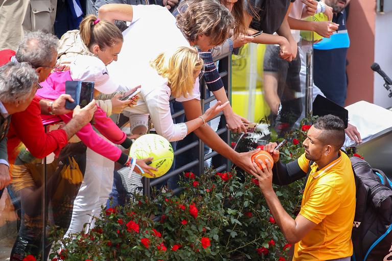 Kyrgios firma autografi