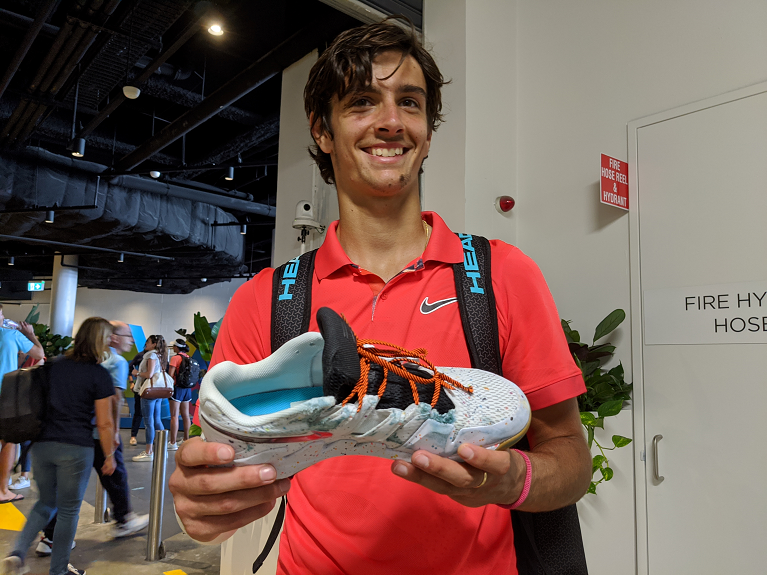 Lorenzo mostra la scarpa 