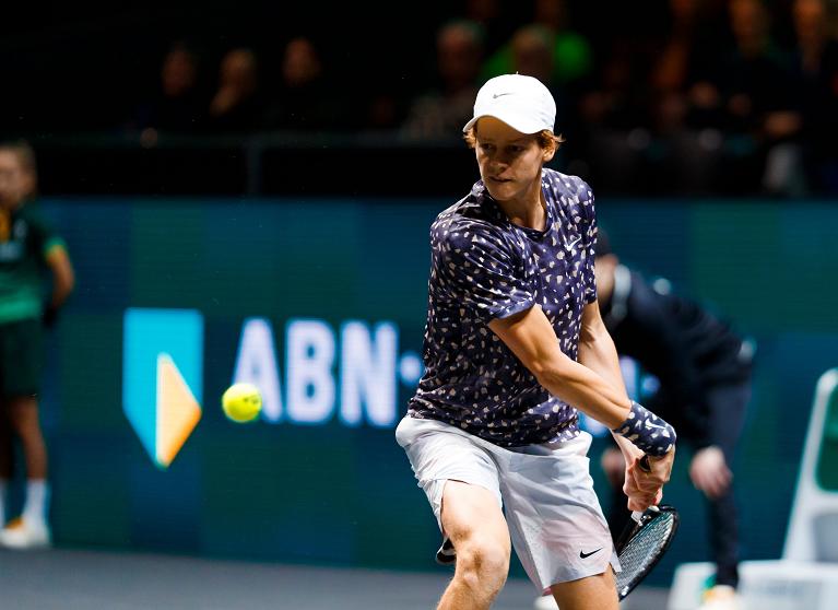 Jannik Sinner in azione a Rotterdam