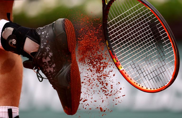 Un gesto tipico del tennista su terra battuta