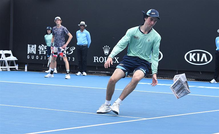Australian Open 2020: il forte vento durante il match di Jannik Sinner