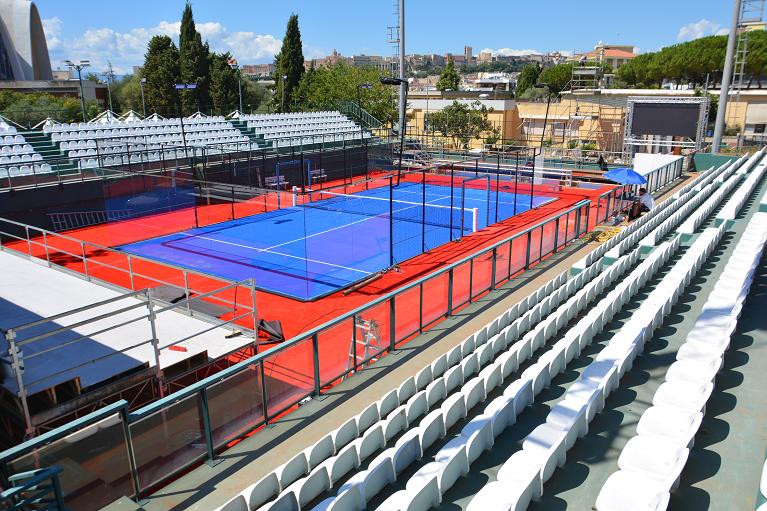 Tc Cagliari: campo centrale allestito con campo da padel