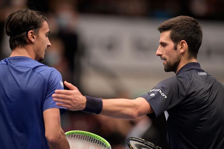 Lorenzo Sonego e Novak Djokovic (foto Getty Images)