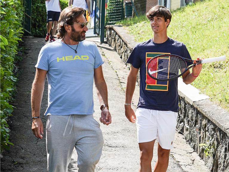 Lorenzo Musetti e coach Tartarini in visita al Centro Estivo FIT di Serramazzoni