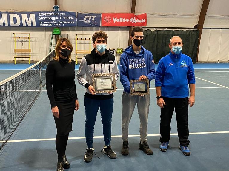 La premiazione a Chatillon: da sinistra, la presidente del club Cristina Benzo, il vincitore dell'Open maschile Alberto Cazzato, il finalista Simone Chiarito e il gestore del Palasport Fabio Rigon