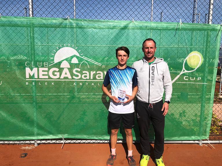 Daniele Minighini posa insieme a papà Cristiano