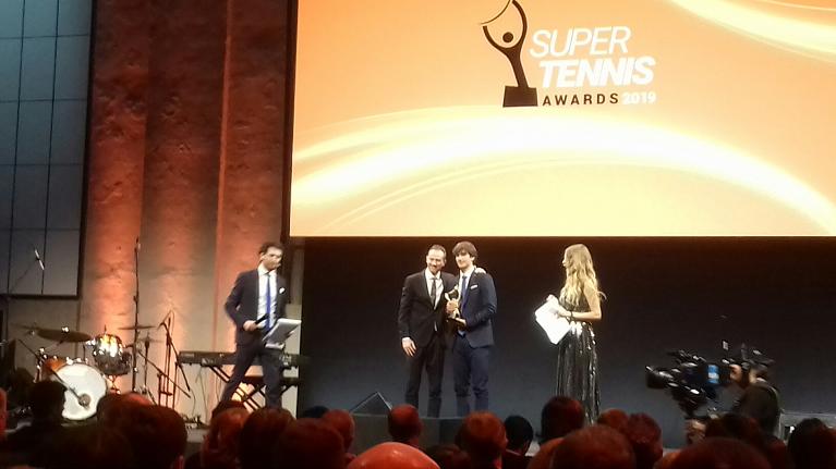 Lorenzo Musetti premiato da Filo Volandri