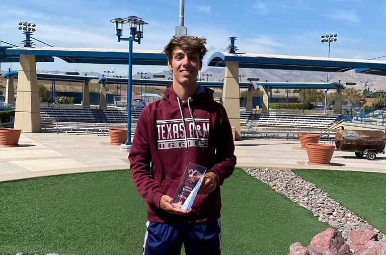 Giulio Perego col trofeo a Las Vegas