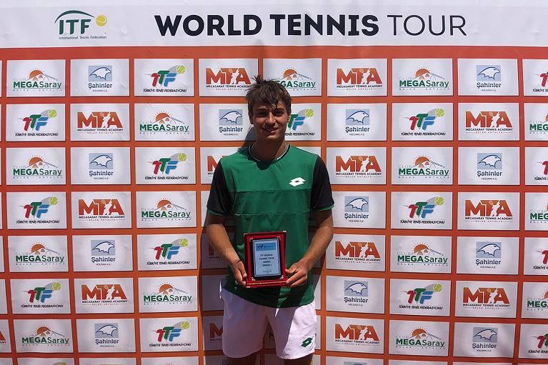Flavio Cobolli, classe 2002, posa con il trofeo conquistato sulla terra rossa di Antalya