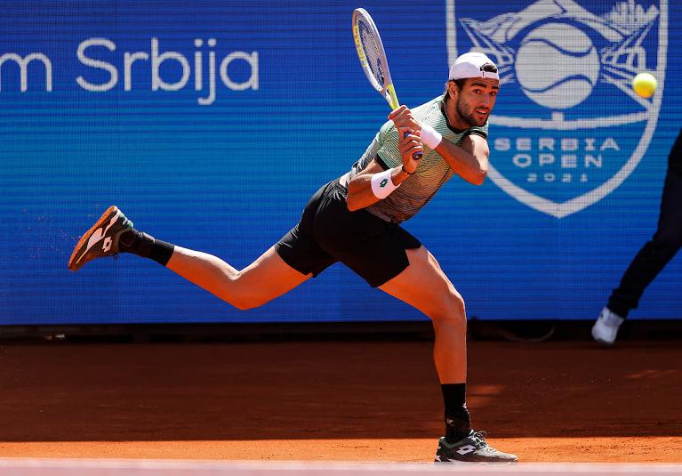 Un recupero di rovescio di Matteo Berrettini (foto Serbia Open)