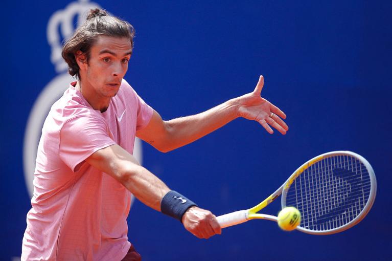 Lorenzo Musetti colpisce di rovescio (foto Getty Images)
